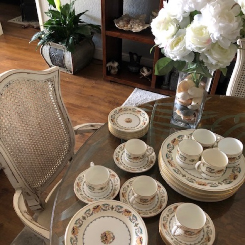 White and Gold Elegant Dinnerware Set